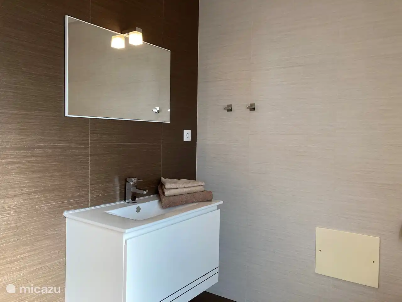 Het wastafelmeubel heeft intern 2 laden.