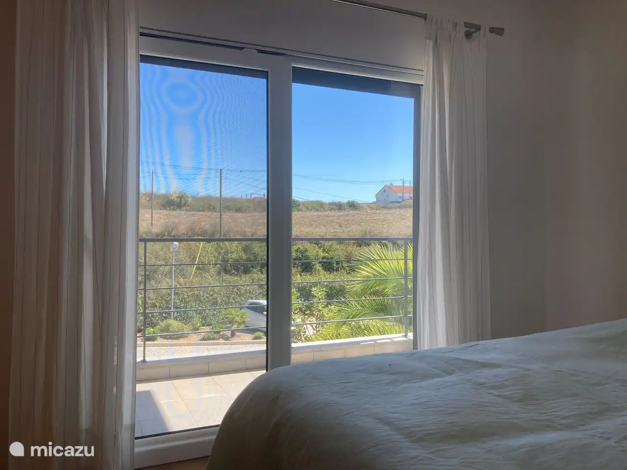 Deze slaapkamer, nummer 4  ligt naast de badkamer met het ligbad. Gelegen op het zuidwesten en geeft toegang tot een balkon met uitzicht op de tuin en het condominium en een heuvel. Voorzien ingebouwde linnenkast.