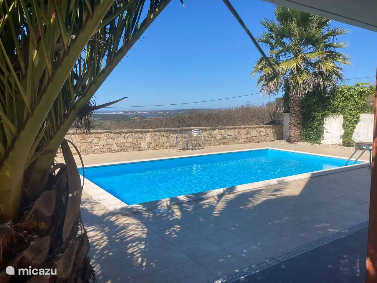 Het zwembad is ongeveer 8 x 4 meter en bevat een ondiep en diep gedeelte. 