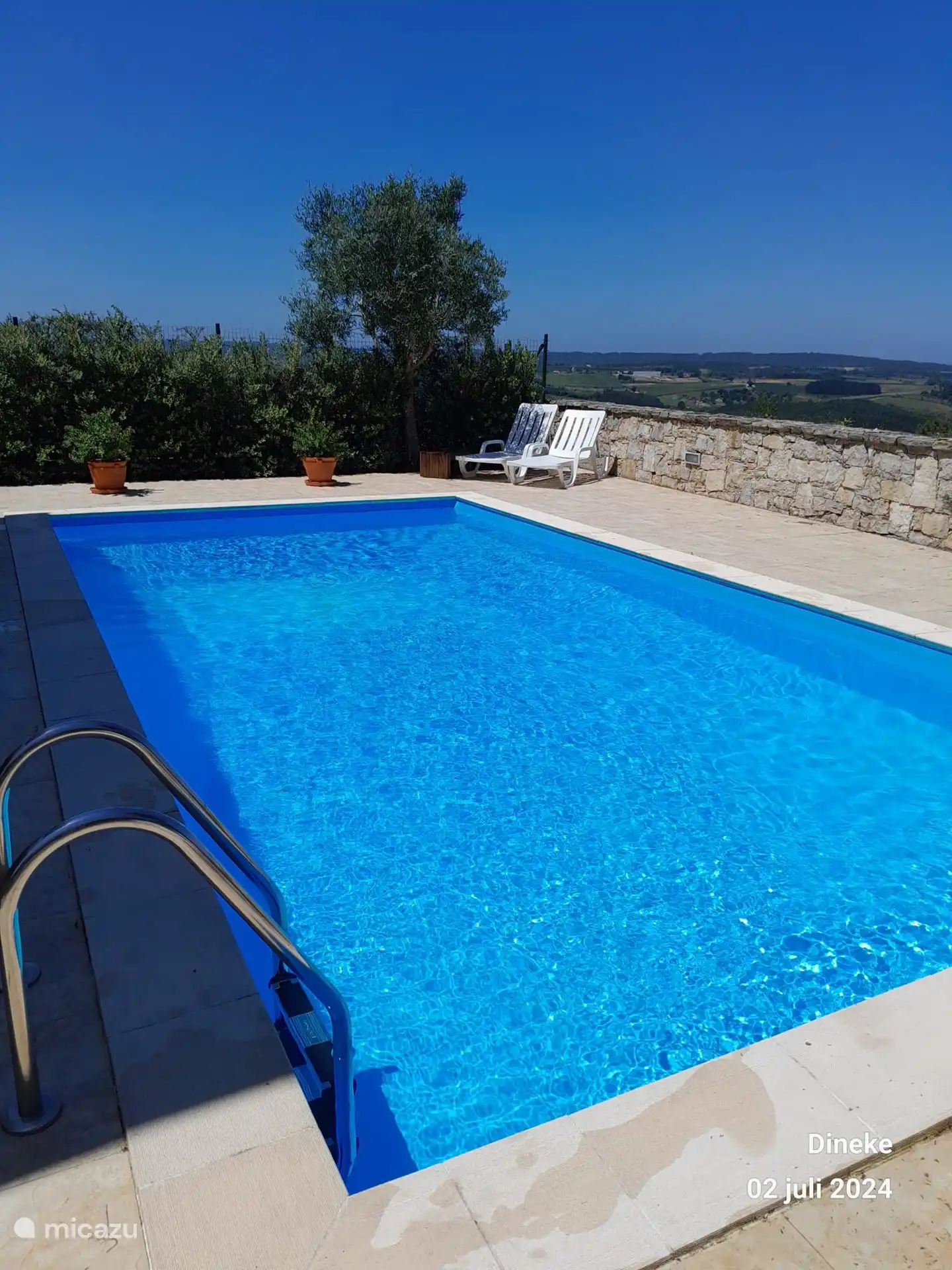 Bij het zwembad staan meerdere ligbedden, die te voorzien zijn van kussens. Strandlakens liggen voor je klaar.