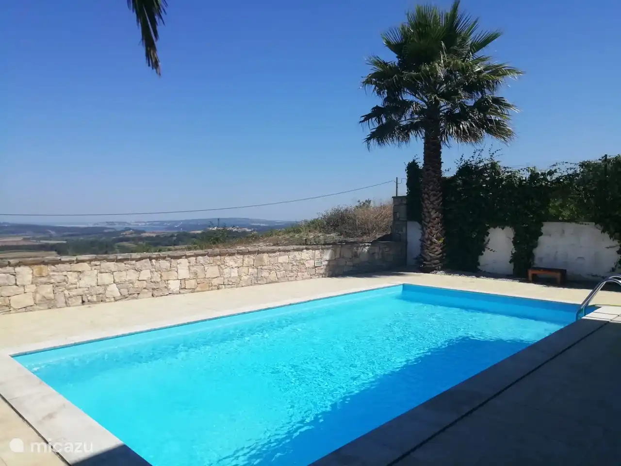 Het uitzicht bij het zwembad.