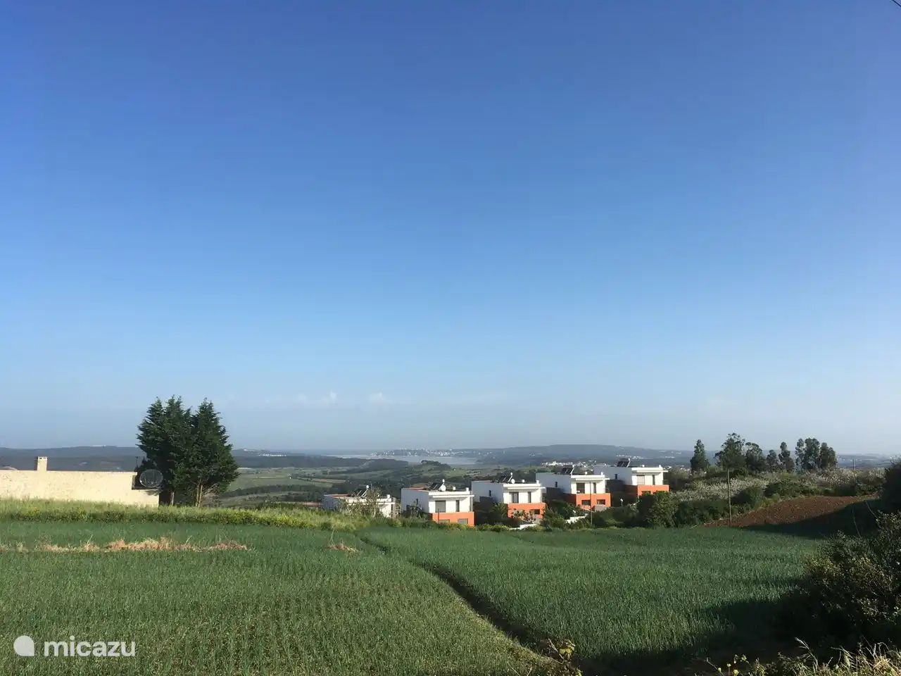 Vanaf de weg die boven langs loopt,  Rua do Talefe, heeft u een mooi zicht op de ligging van de huizen. Het derde huis is ons huis.