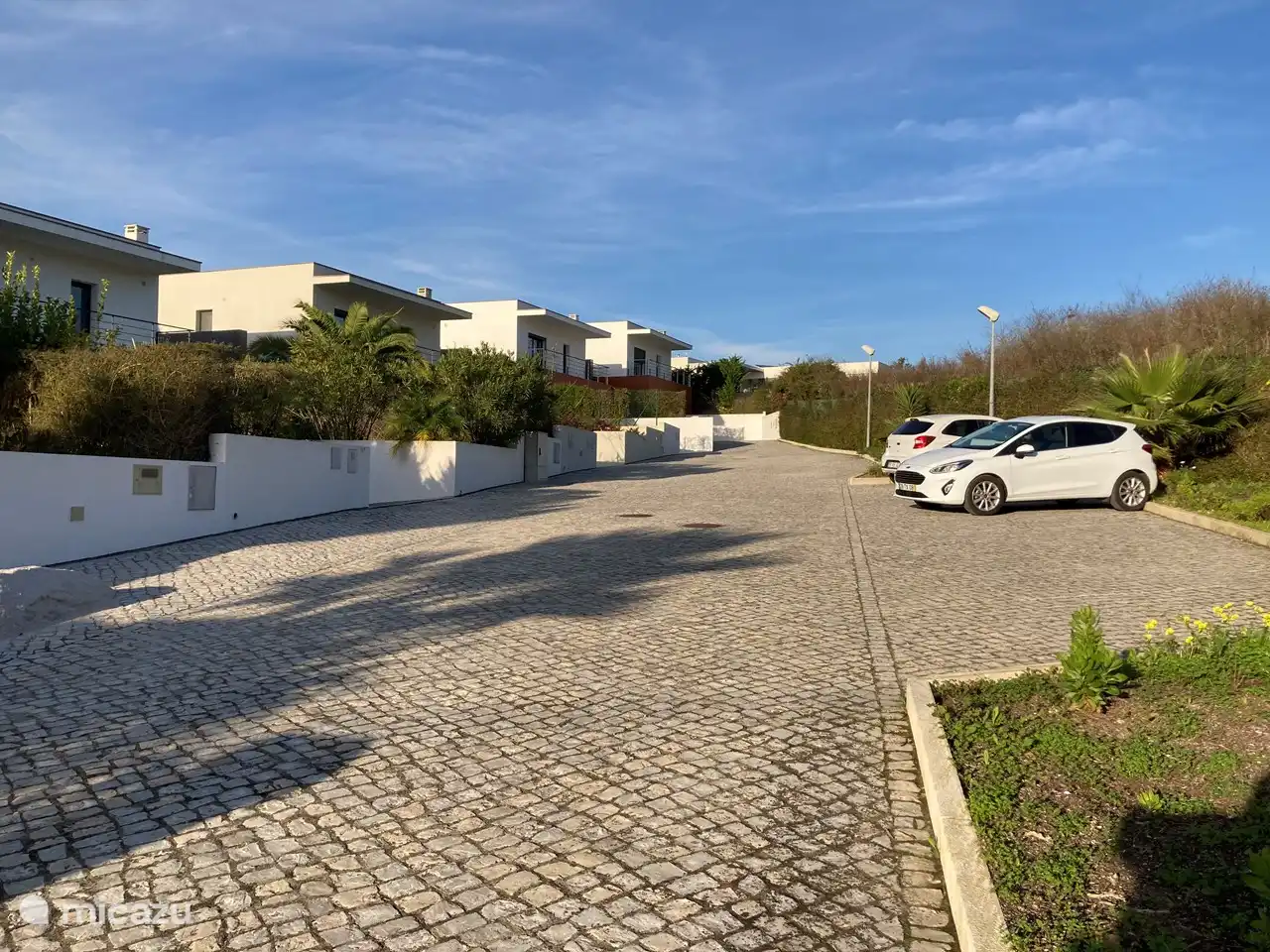 Het tweede huis op de foto is Casa Vista Airosa. Er zijn twee parkeerplaatsen voor het huis.
