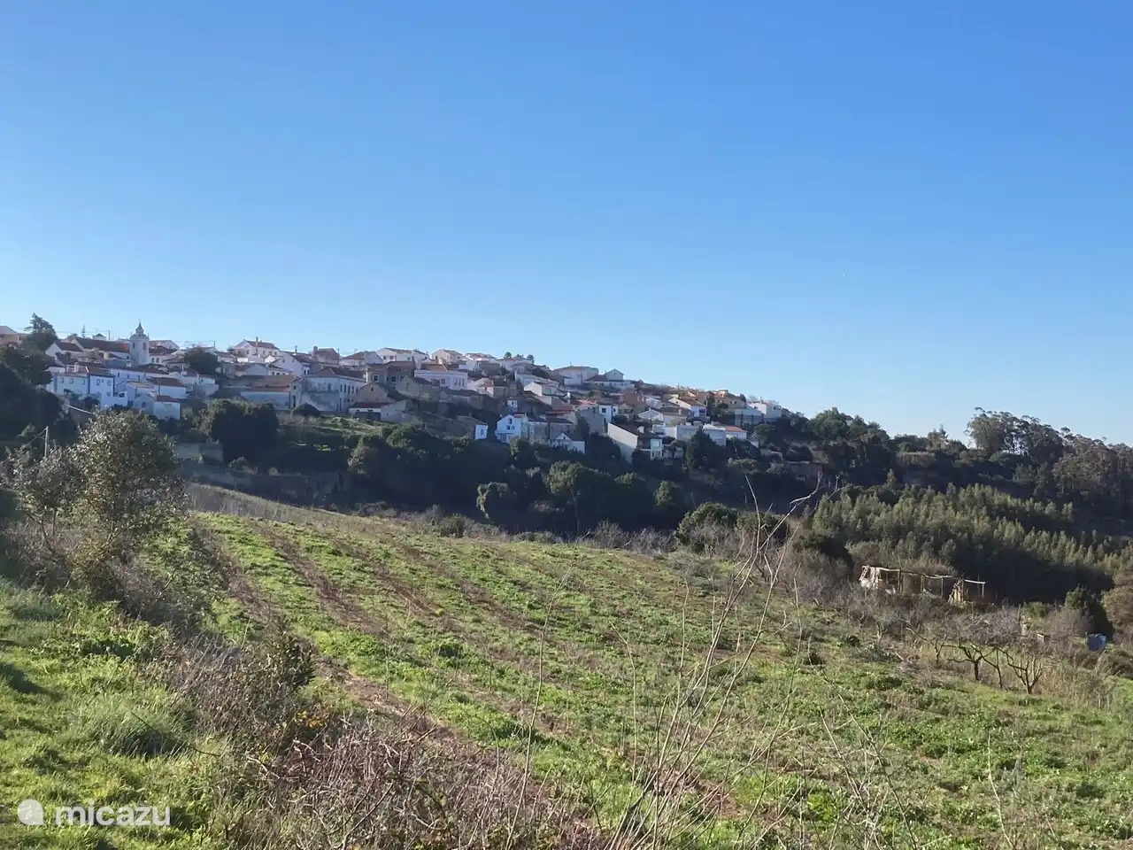 Het dorp Sobral, gezien vanuit een van de vele landweggetjes die naar boven lopen.
In het dorpswinkeltje kun je dagelijks verse broodjes kopen, fruit en groente en allerlei andere producten. Het welkomstpakket komt hier vandaan. Door hier te kopen steun je de sociale structuur in het dorp.
