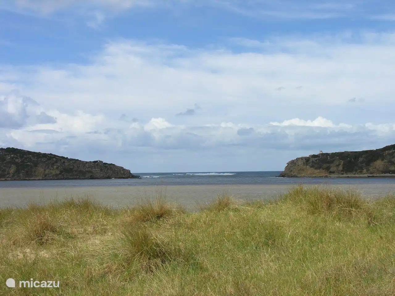 De baai van Sao Martinho do Porto. Aan de zuidkant van de baai, bij Salir de Porto is een hoog klimduin.