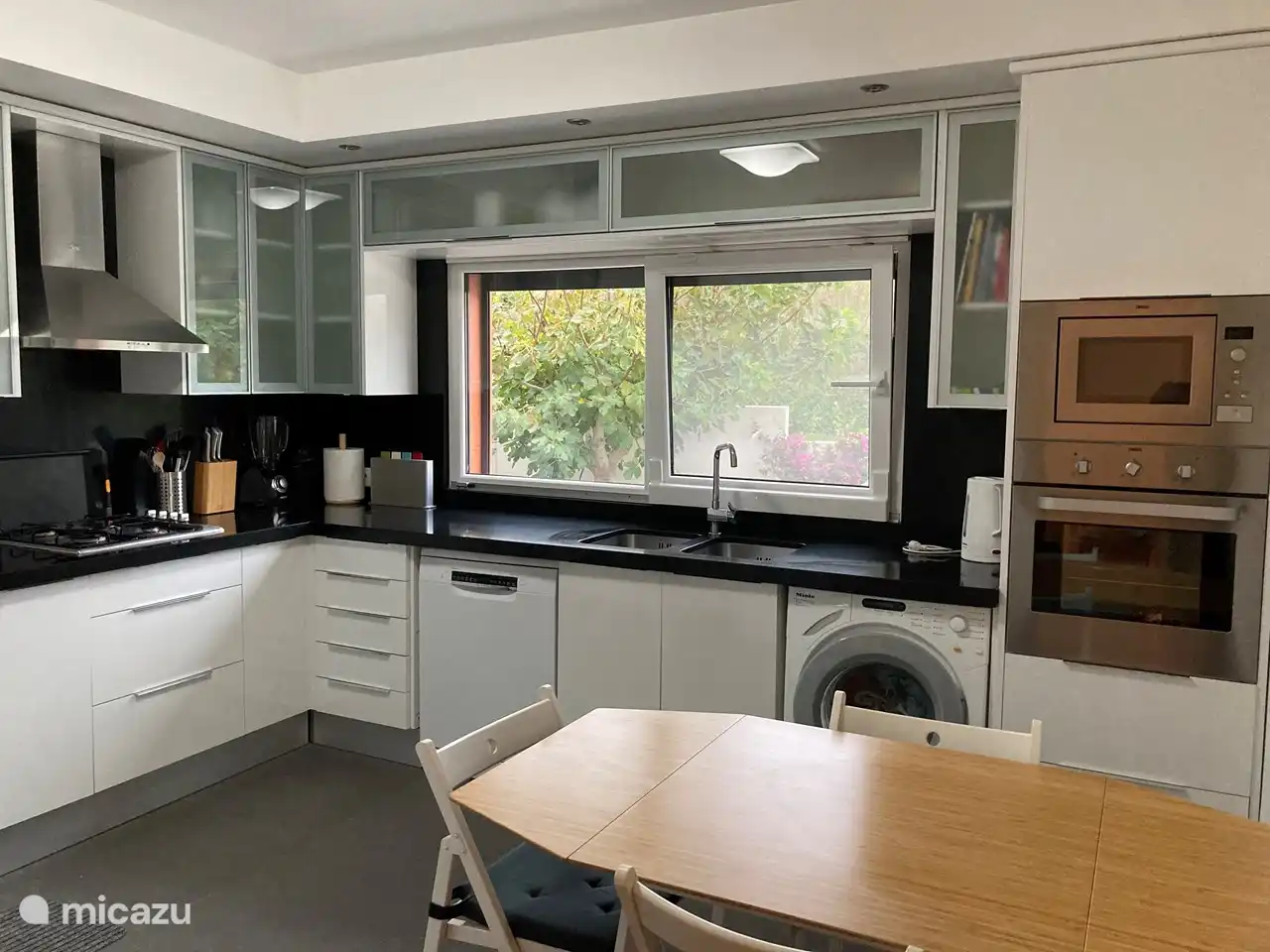 De keuken is praktisch ingericht, voorzien van goede apparatuur. 