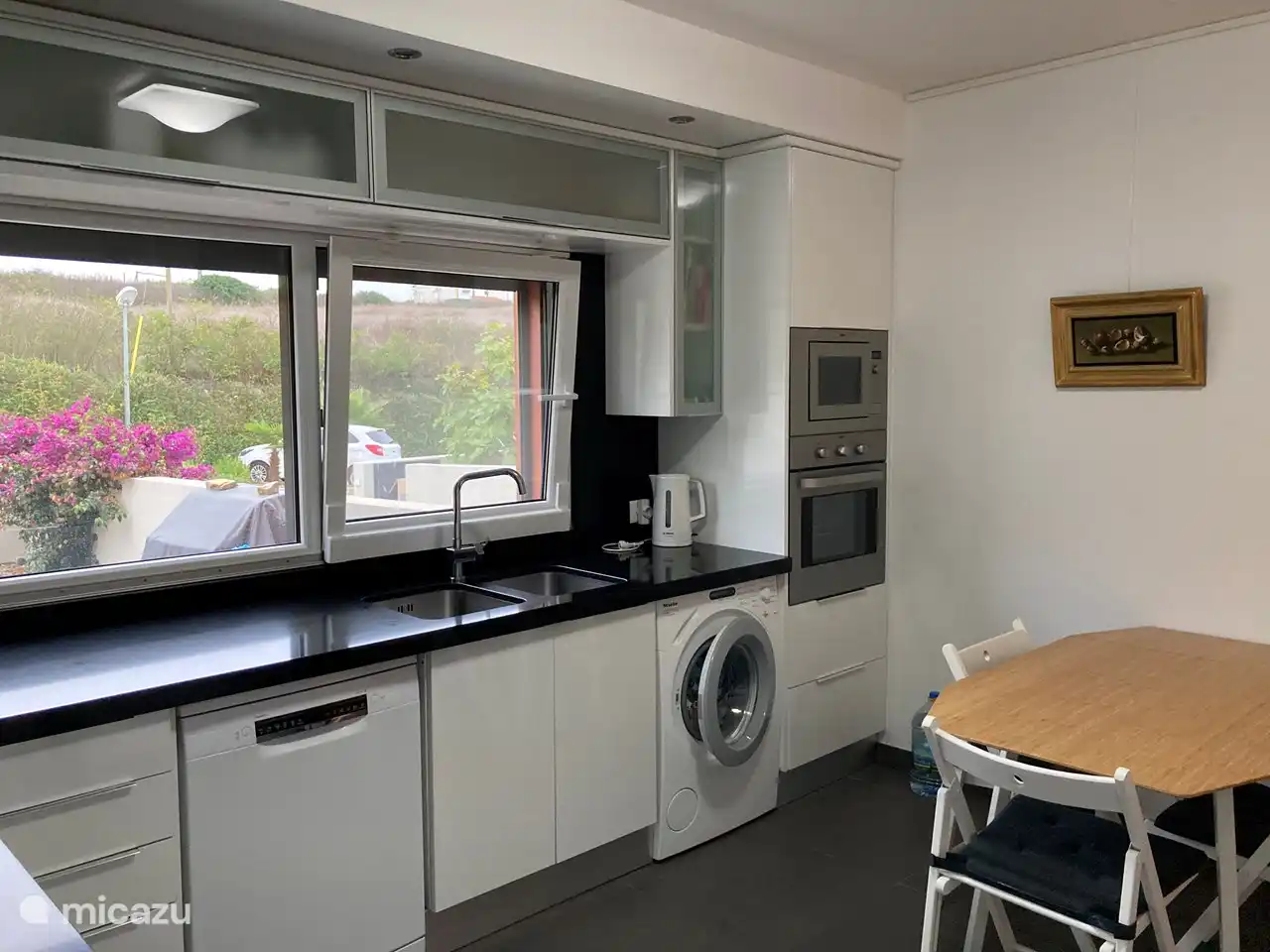 Aan de klaptafel kunnen 4 personen zitten. Als je aan het koken bent is het altijd gezellig om dat samen te doen en een tafel te hebben.