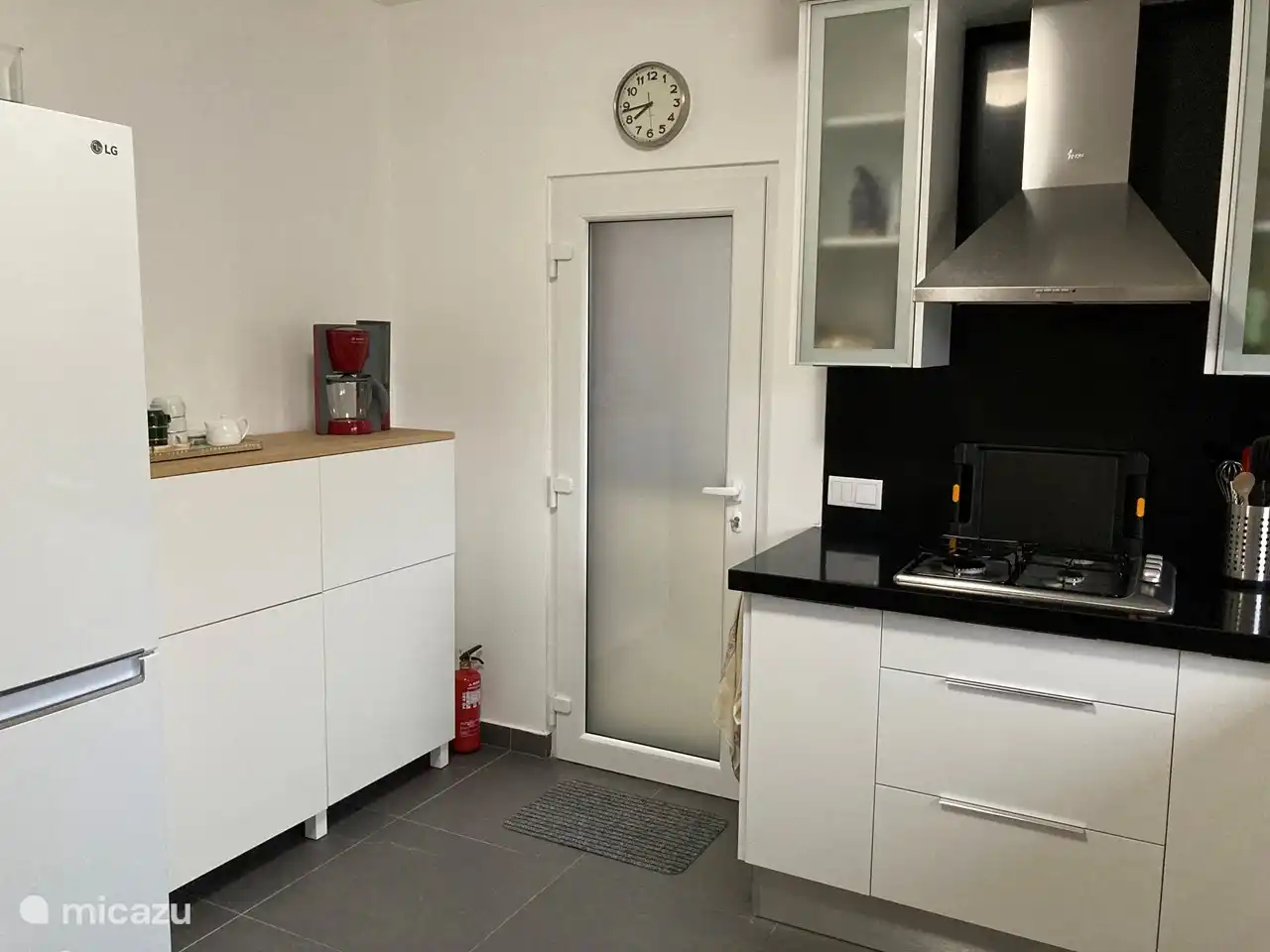 Voor het koken is er een gaskookplaat. Links van de buitendeur staan een brandblusser,  branddeken en een verbanddoos.