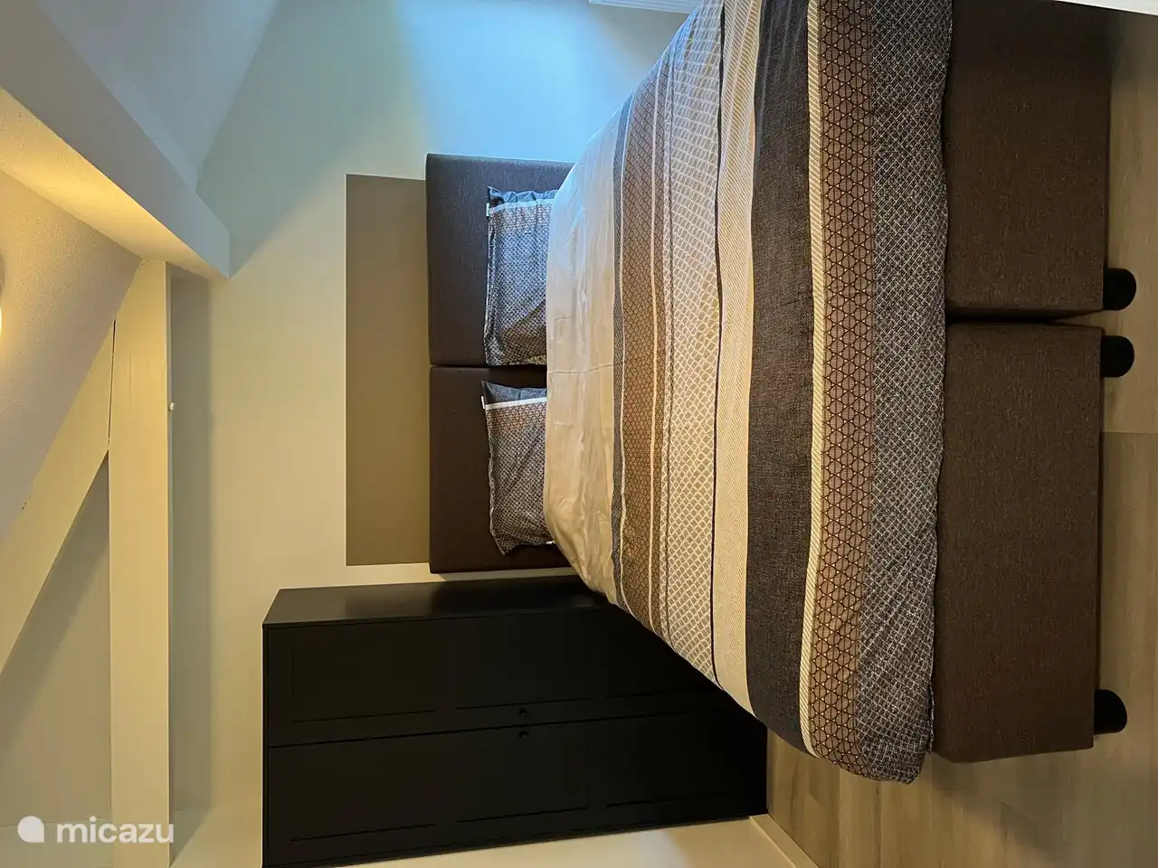 Luxury box spring can be used as a double bed. But can also be used as 2 x 1 person. We can meet your personal wishes. Bed linen is available for 2 times 1 person and 1 time 2 people