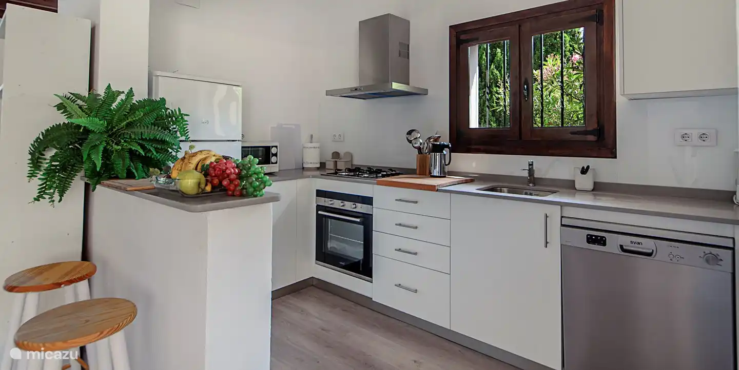 Küche mit Kühlschrank, Backofen und Geschirrspüler