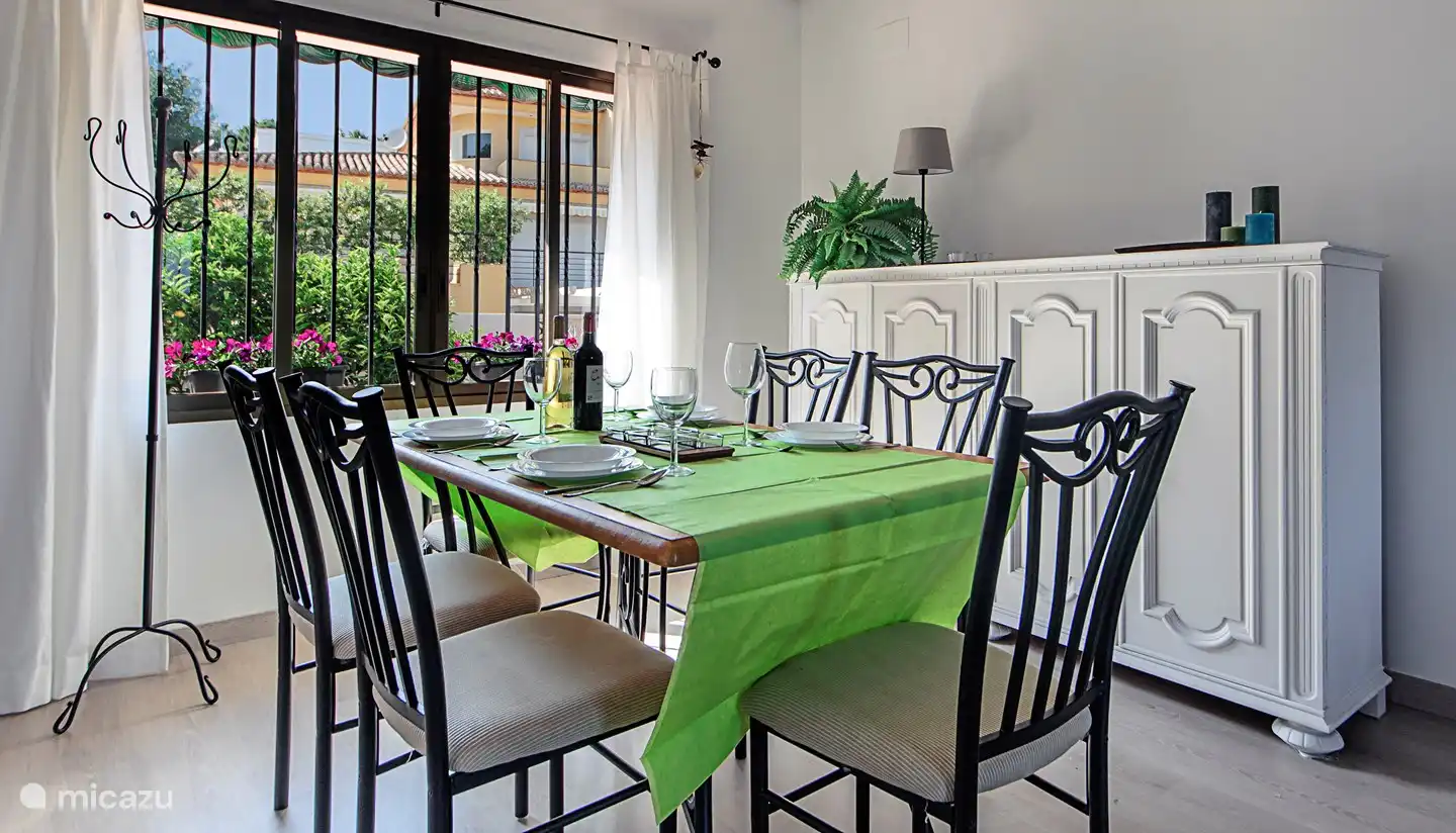 Esszimmer mit Tisch für 6 Personen