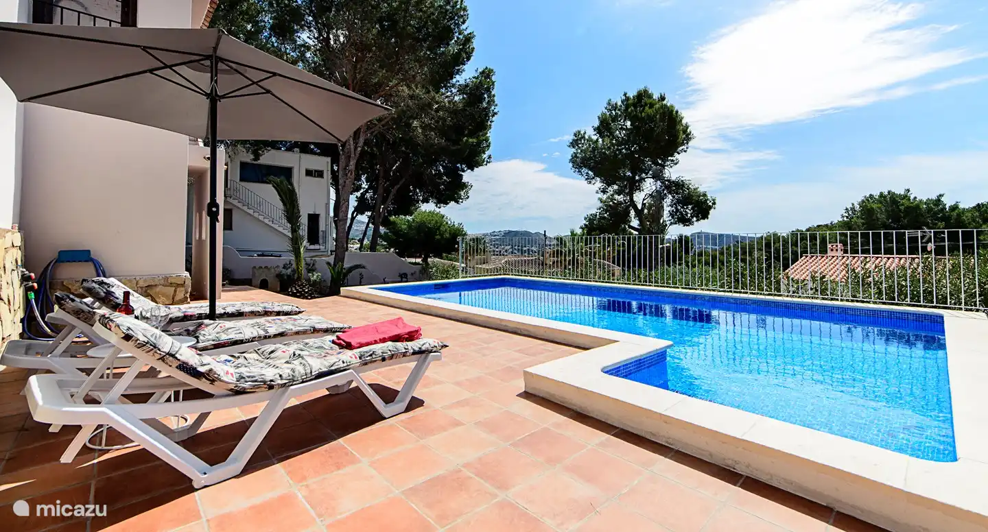 Privater Swimmingpool mit Terrasse