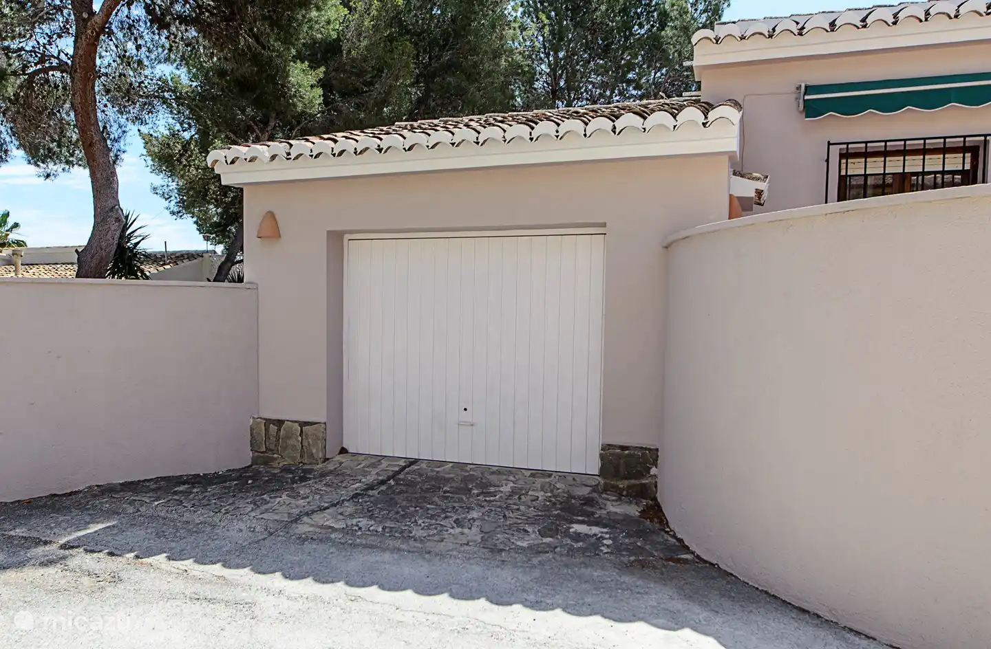 Private Garage der Villa