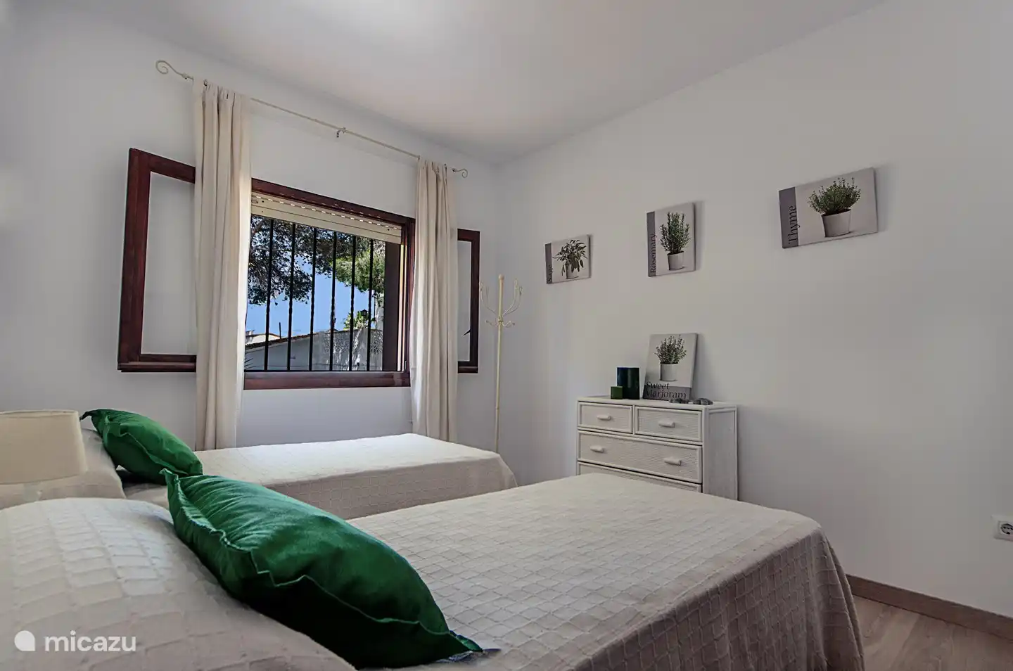 Zweites Schlafzimmer mit zwei Einzelbetten