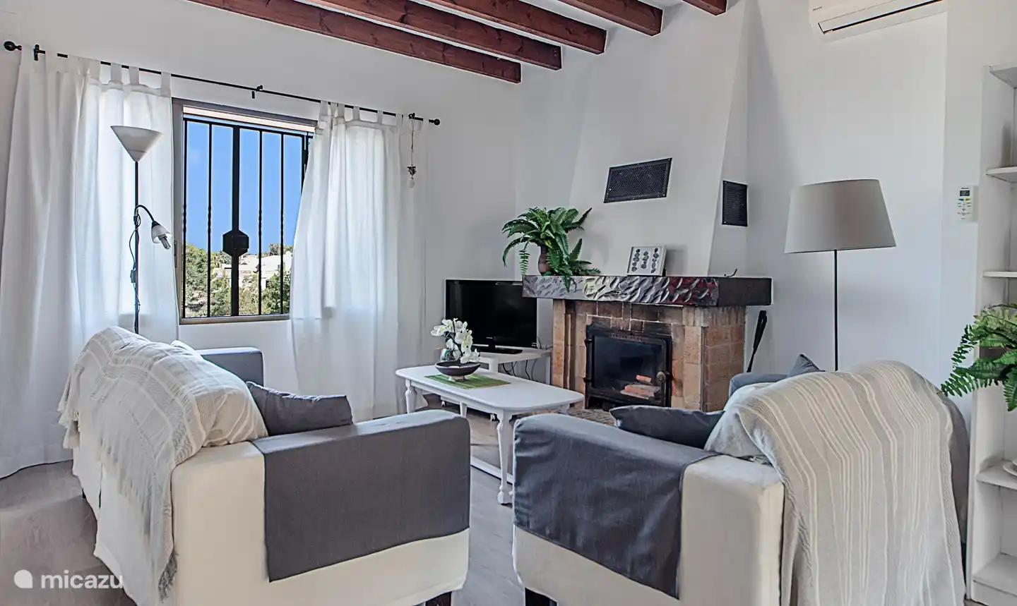 Wohnzimmer mit Klimaanlage und Kamin