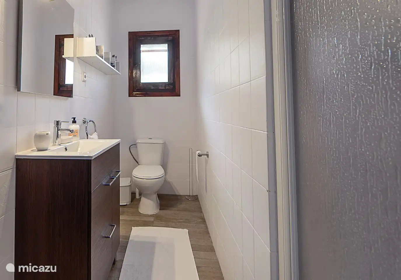 zweites Badezimmer mit Dusche