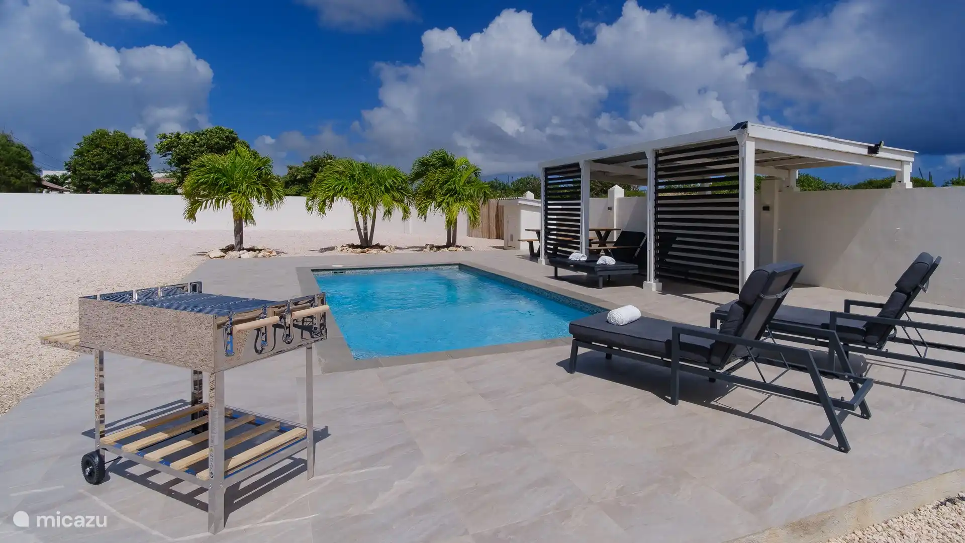 Even helemaal niets! Telefoon op stil en samen met familie en/of vrienden genieten van de tijd samen in de tropische zon ??
Een boek lezen of zonnebaden aan het privé zwembad?