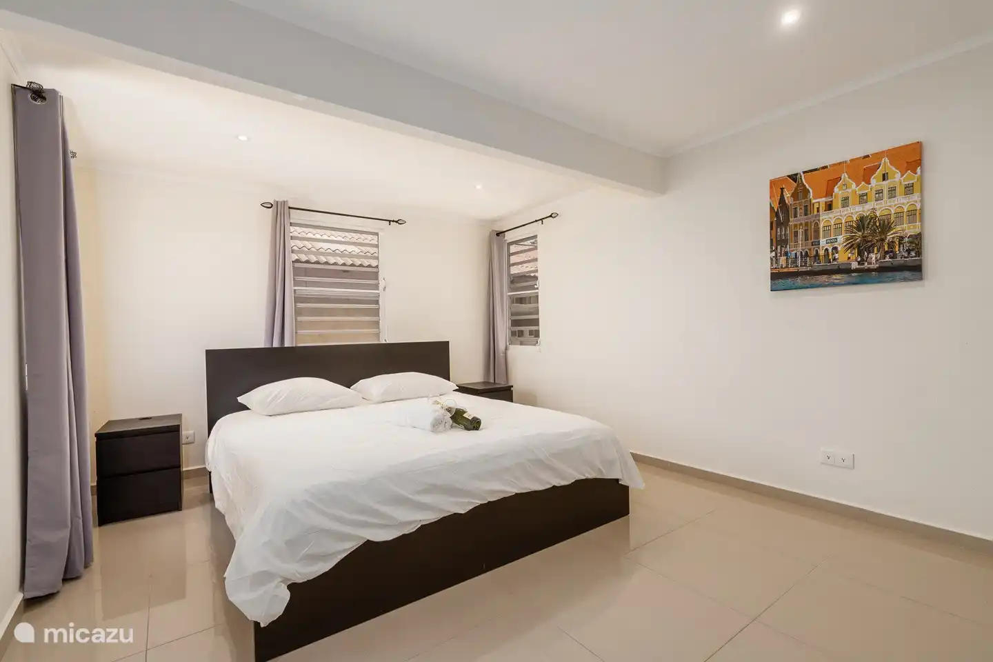 Master bedroom met kingsize bed - Villa Kenepa