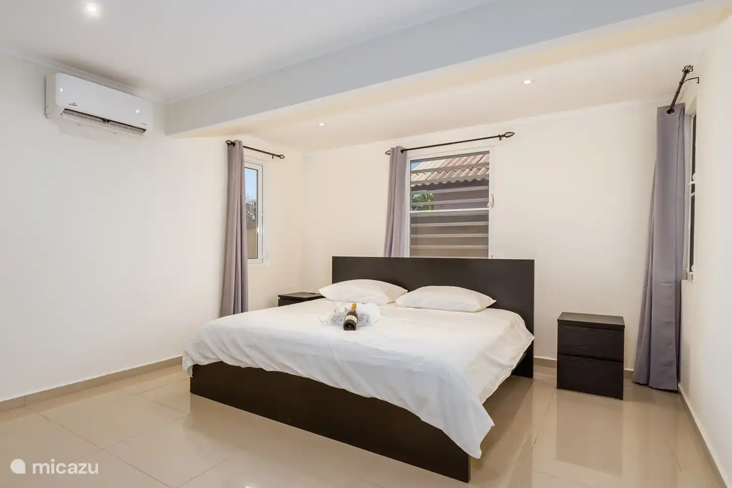 Master bedroom met kingsize bed - villa kenepa