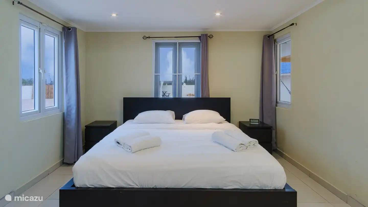 King size bed, master bedroom Villa Lagun