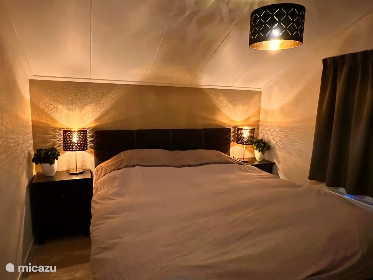 Very luxurious bedroom with a 2 person box spring, wonderfully lying.