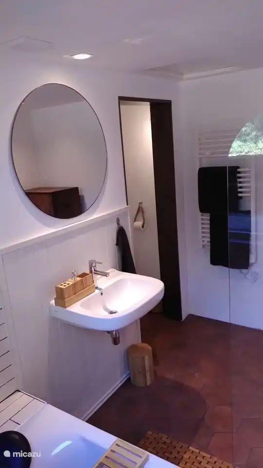 Photo d'ensemble de la salle de bain