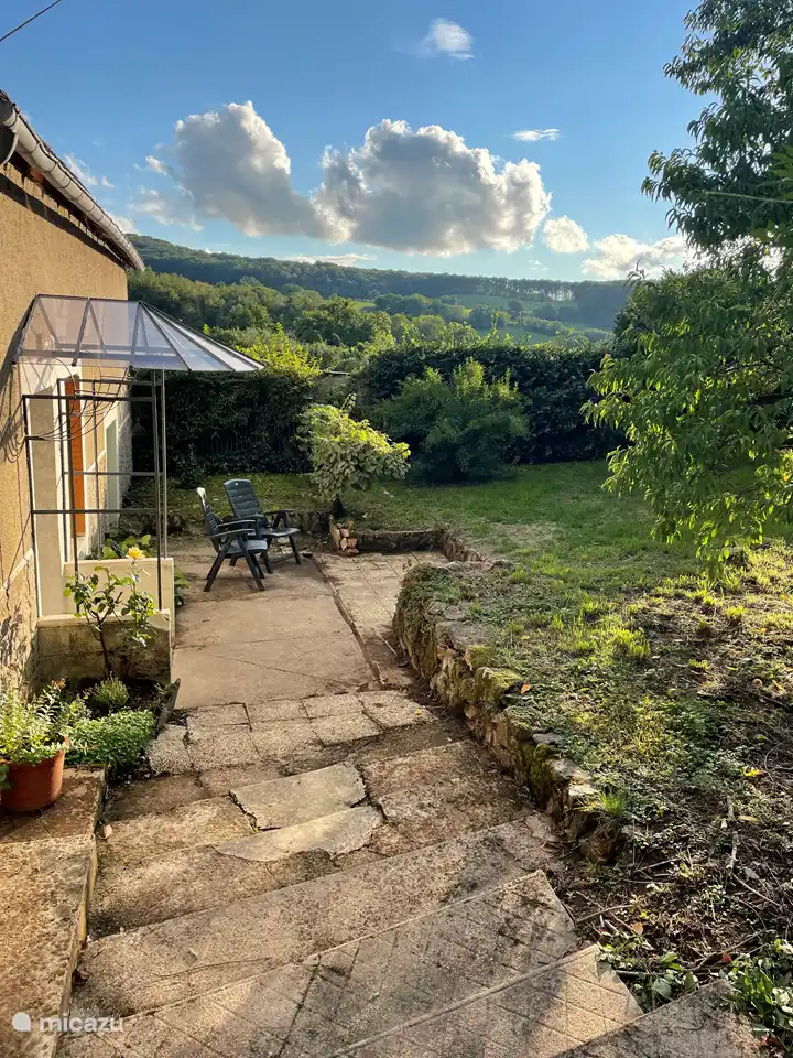 La terrasse, où vous pourrez profiter du soleil du soir en été