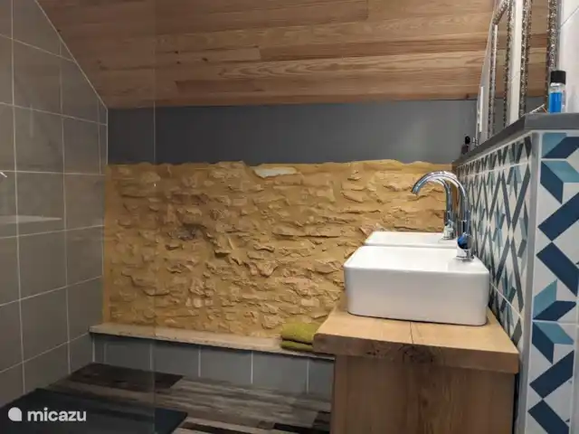 La Bergerie | France, Lot, Thédirac - maison de vacances La salle de bain au premier étage avec douche à l'italienne et double vasque.