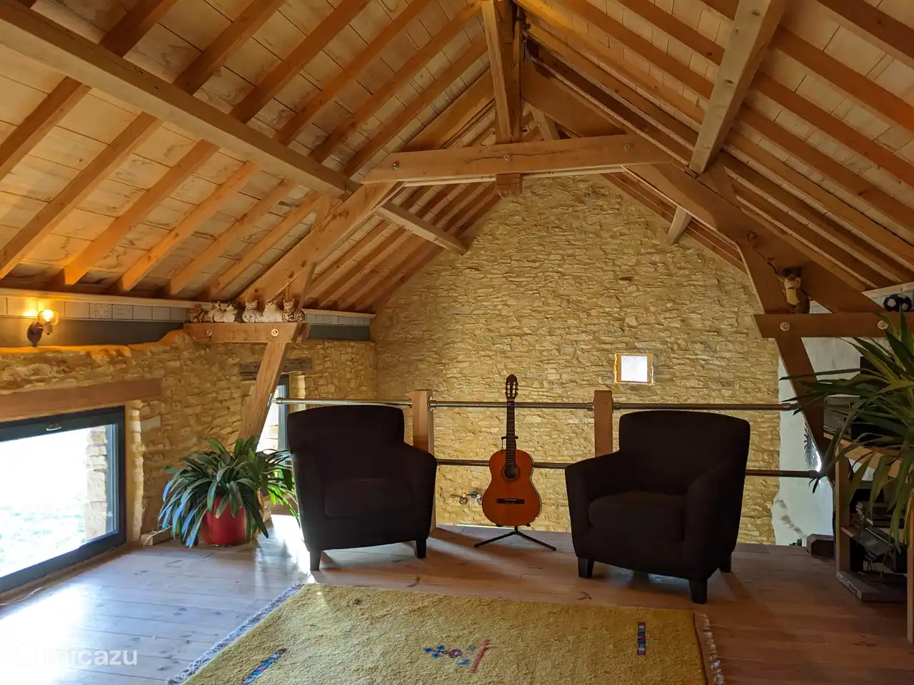 Het lounge gedeelte op de vide van de eerste etage gezien van de slaapkamer. Hier staat ook de TV