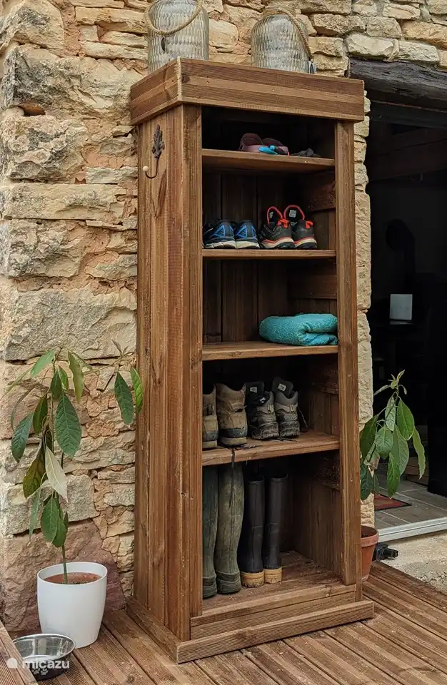 De buiten-schoenenkast.