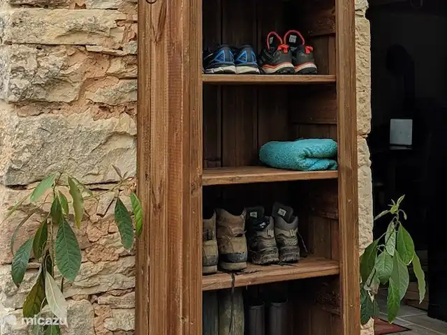 La Bergerie | France, Lot, Thédirac - maison de vacances Le placard à chaussures extérieur.