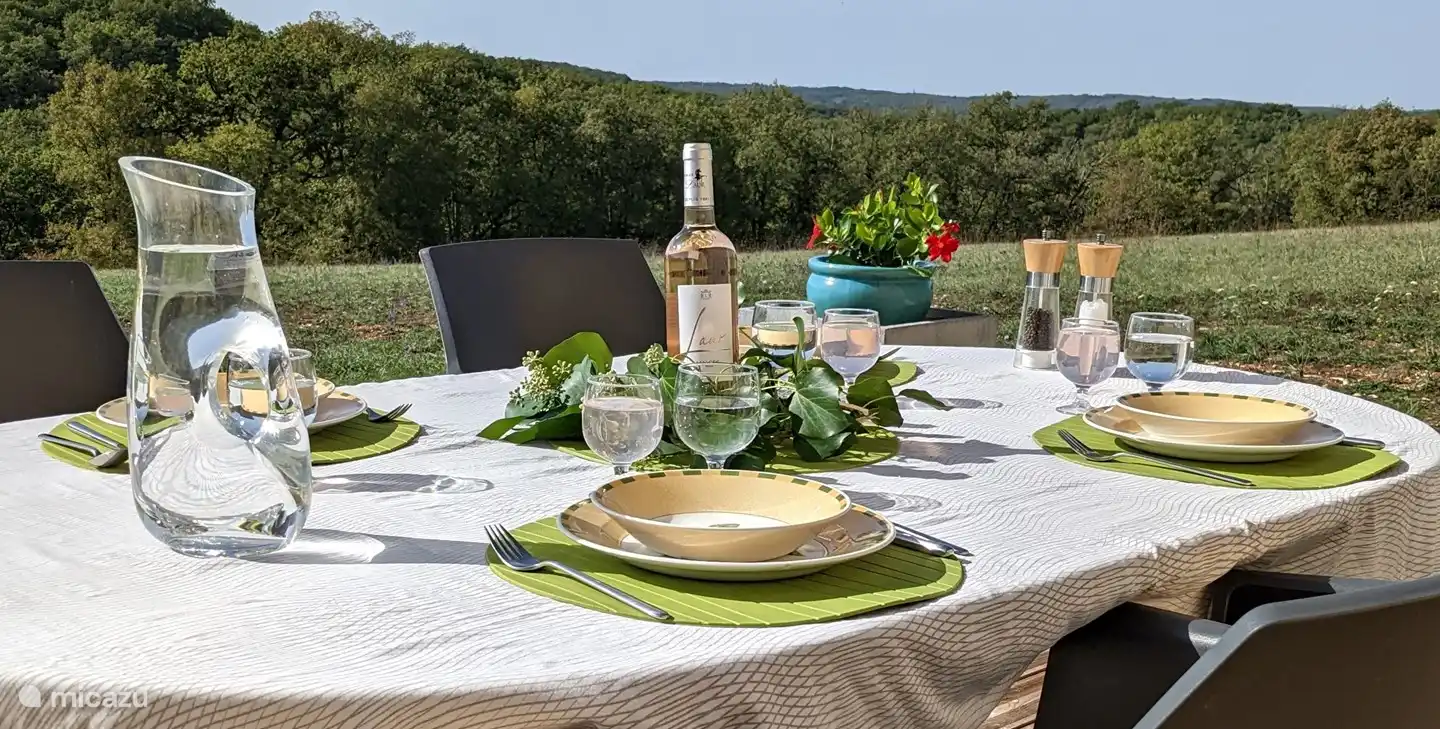 Heerlijk dineren op het houten terras en genieten van de zonsondergang.