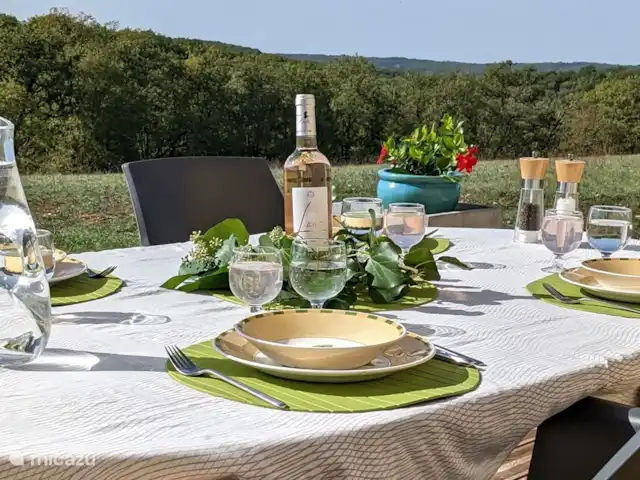 La Bergerie | France, Lot, Thédirac - maison de vacances Dînez sur la terrasse en bois et profitez du coucher de soleil.