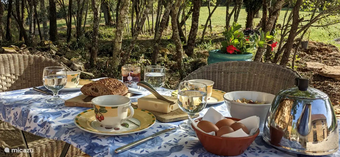 Heerlijk ontbijten op het knusse terrasje in de natuurlijke schaduw.