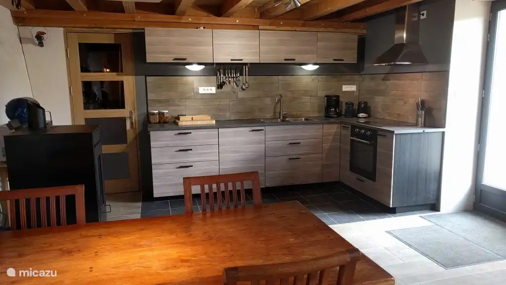 De compleet ingerichte keuken gezien van het woongedeelte.