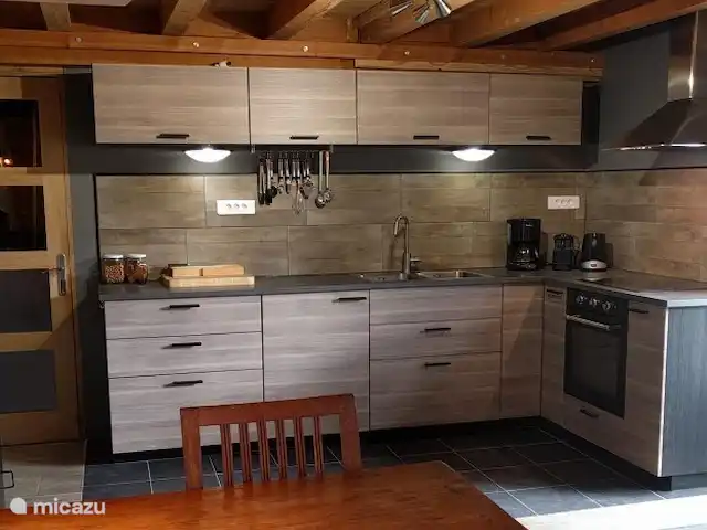 La Bergerie | France, Lot, Thédirac - maison de vacances La cuisine entièrement équipée vue du salon.