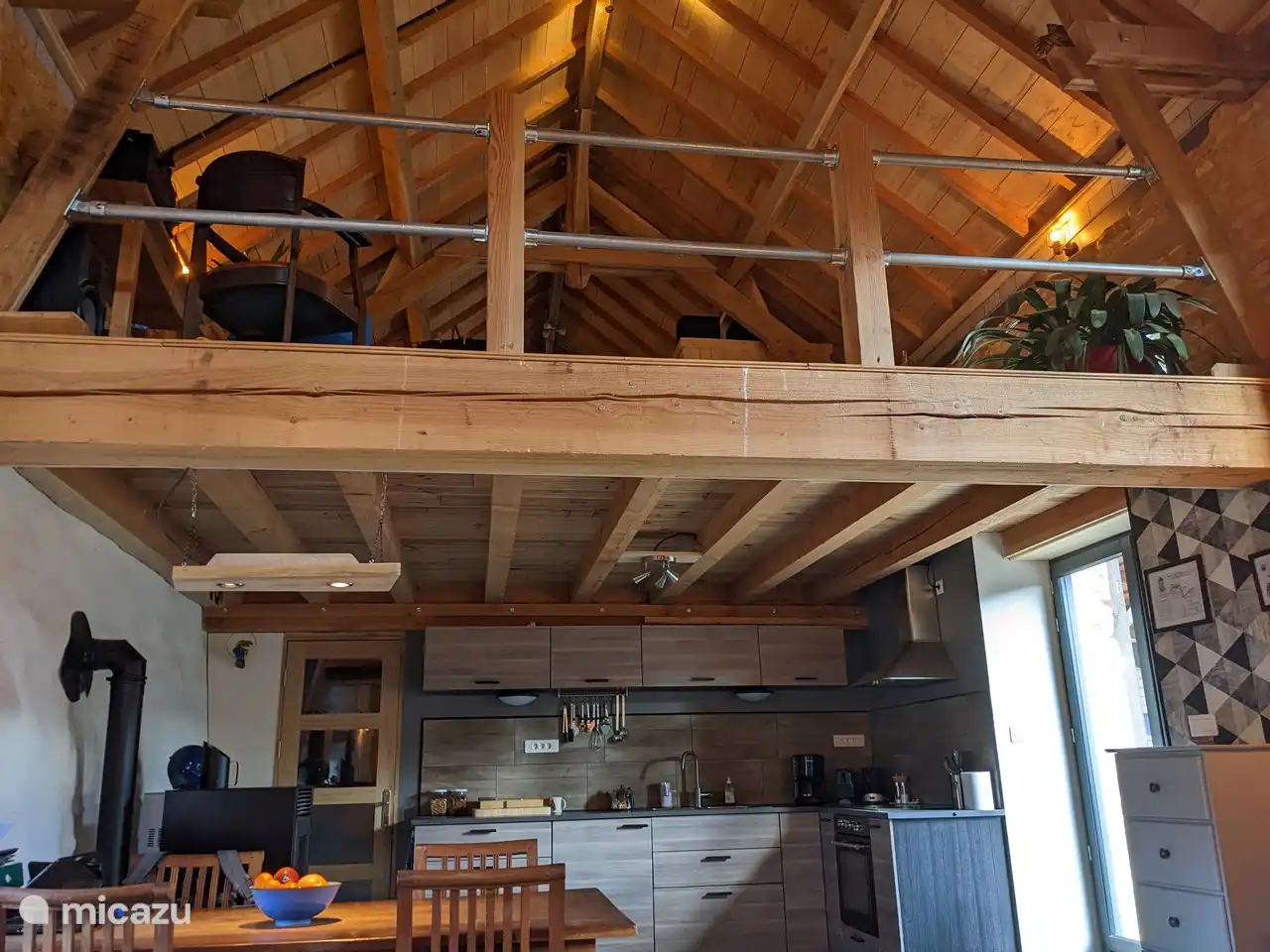 Zicht op de vide van de eerste etage vanaf de zithoek.