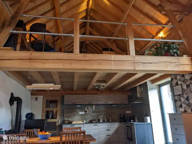 La Bergerie | France, Lot, Thédirac - maison de vacances Vue de la mezzanine du premier étage depuis le coin salon.