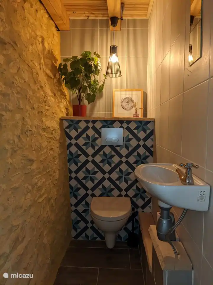 Het toilet op de begane grond/