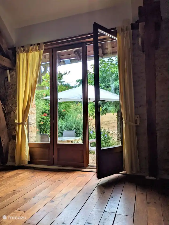 De voordeur die uitkomt op het privé terras.