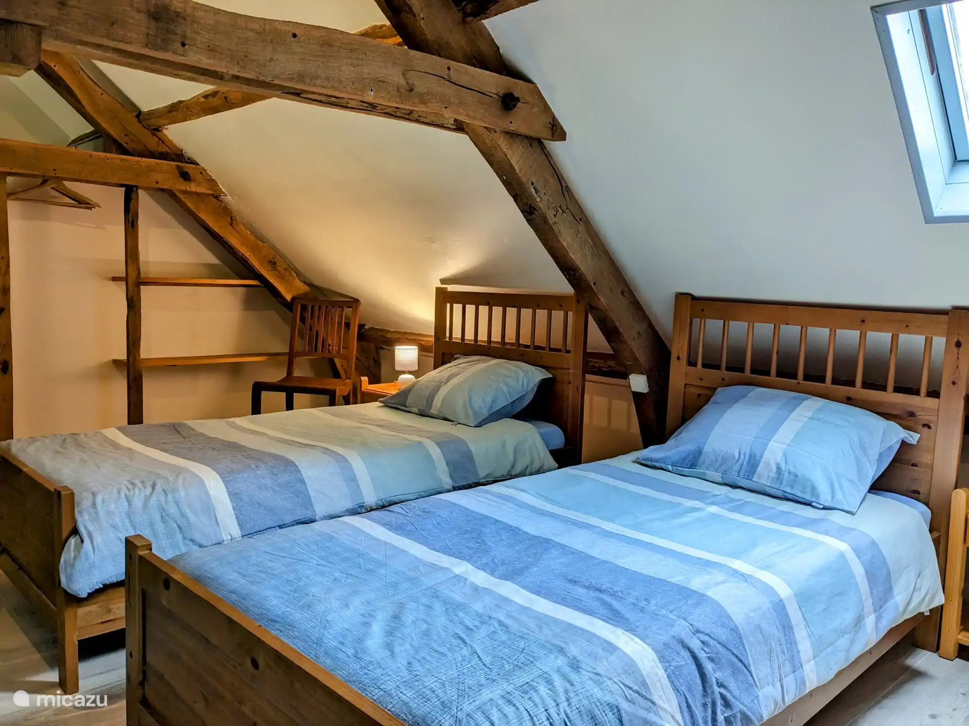 De ruime vide met twee eenpersoons bedden (90 x 200) 