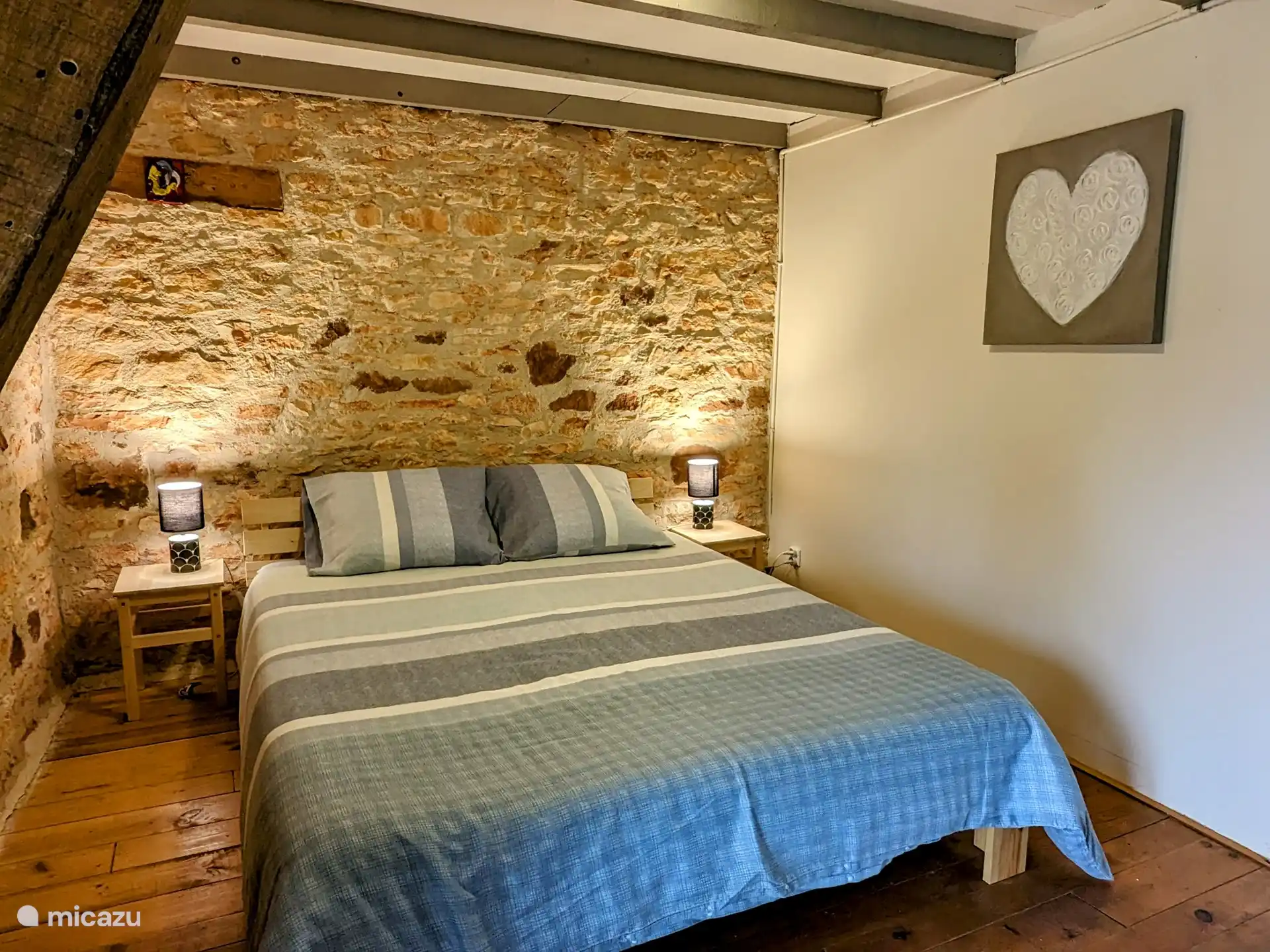 De slaapkamer op de begane grond met tweepersoonsbed (160 x 200) en ruime hang-leg kast.