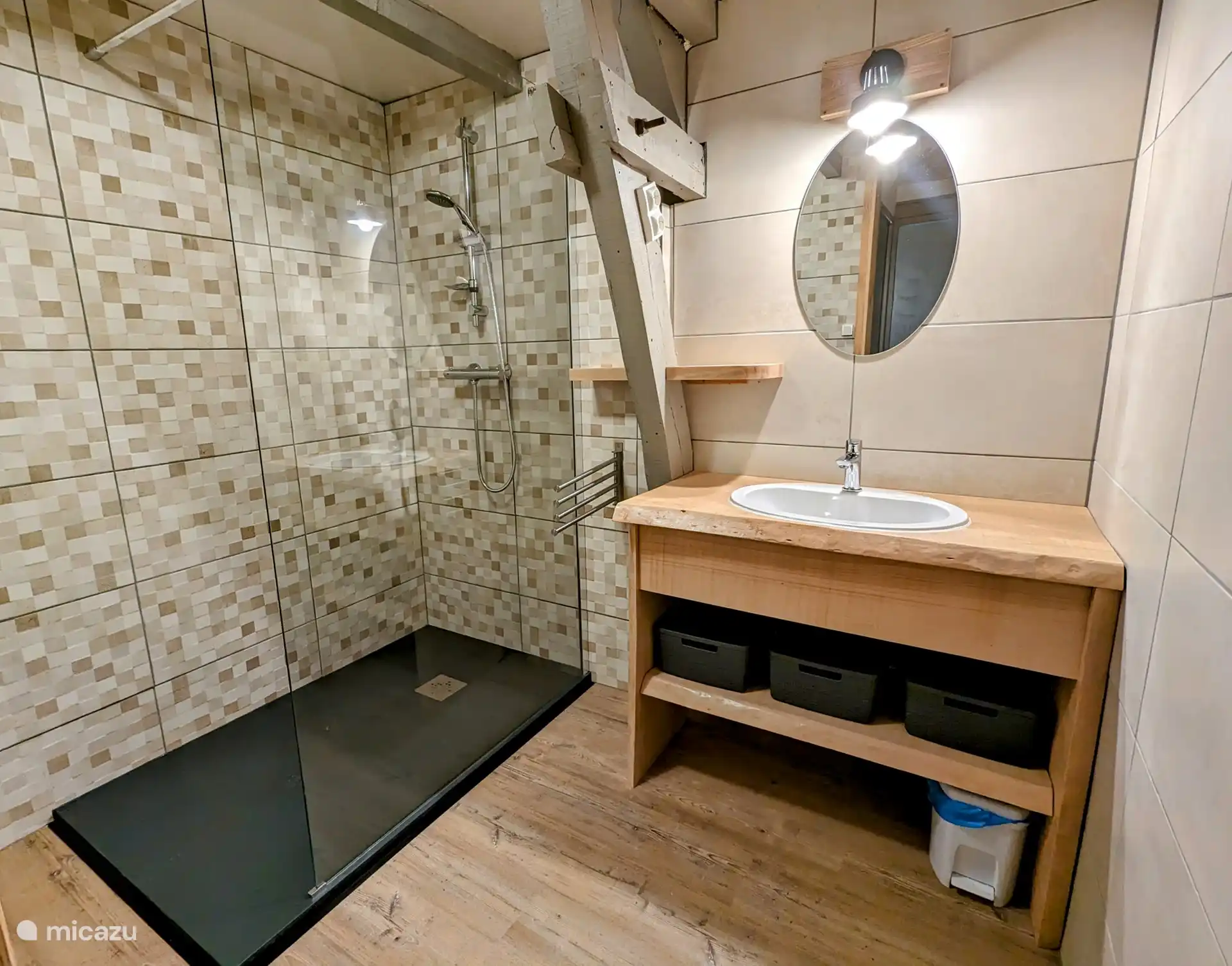 Badkamer met wastafel en ruime inloopdouche.