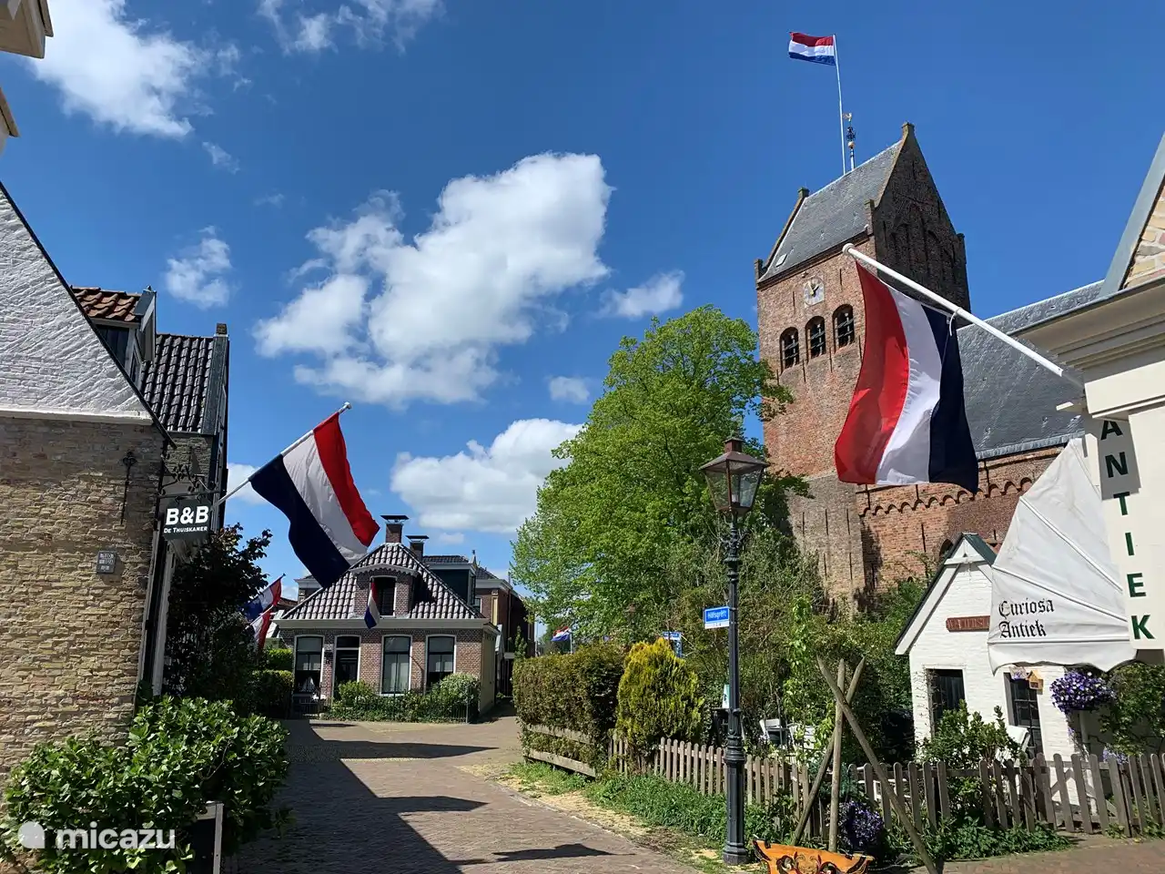 De Thuiskamer direct gelegen t.o. De 12e eeuwse Sint Piterkerk