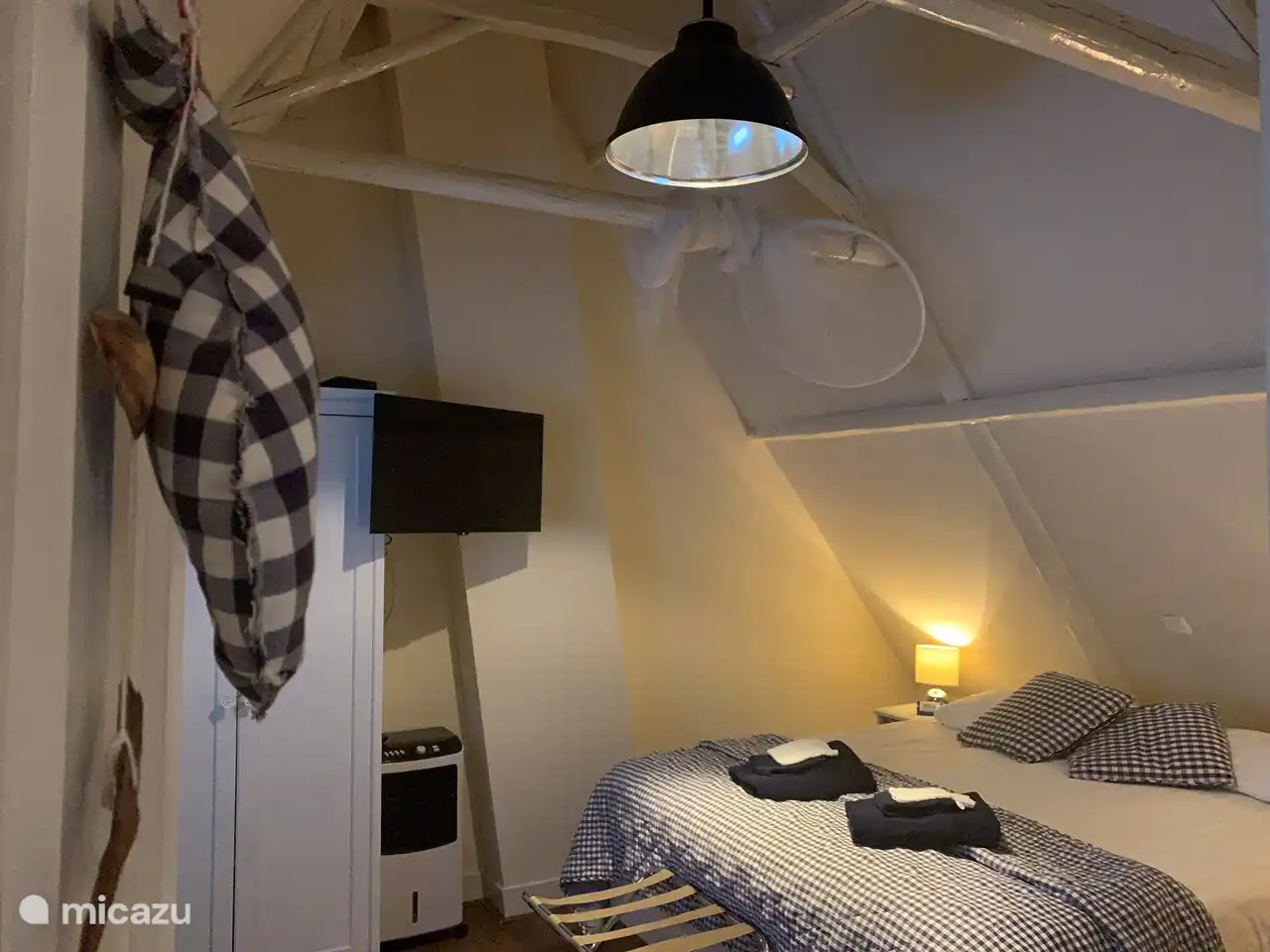 Bakboordkamer met een 2 persoonsbed, 1 matras dus geen gleuf. U bepaalt of een liever onder een 2-persoonsdekbed of ieder onder een eigen dekbed ligt. 