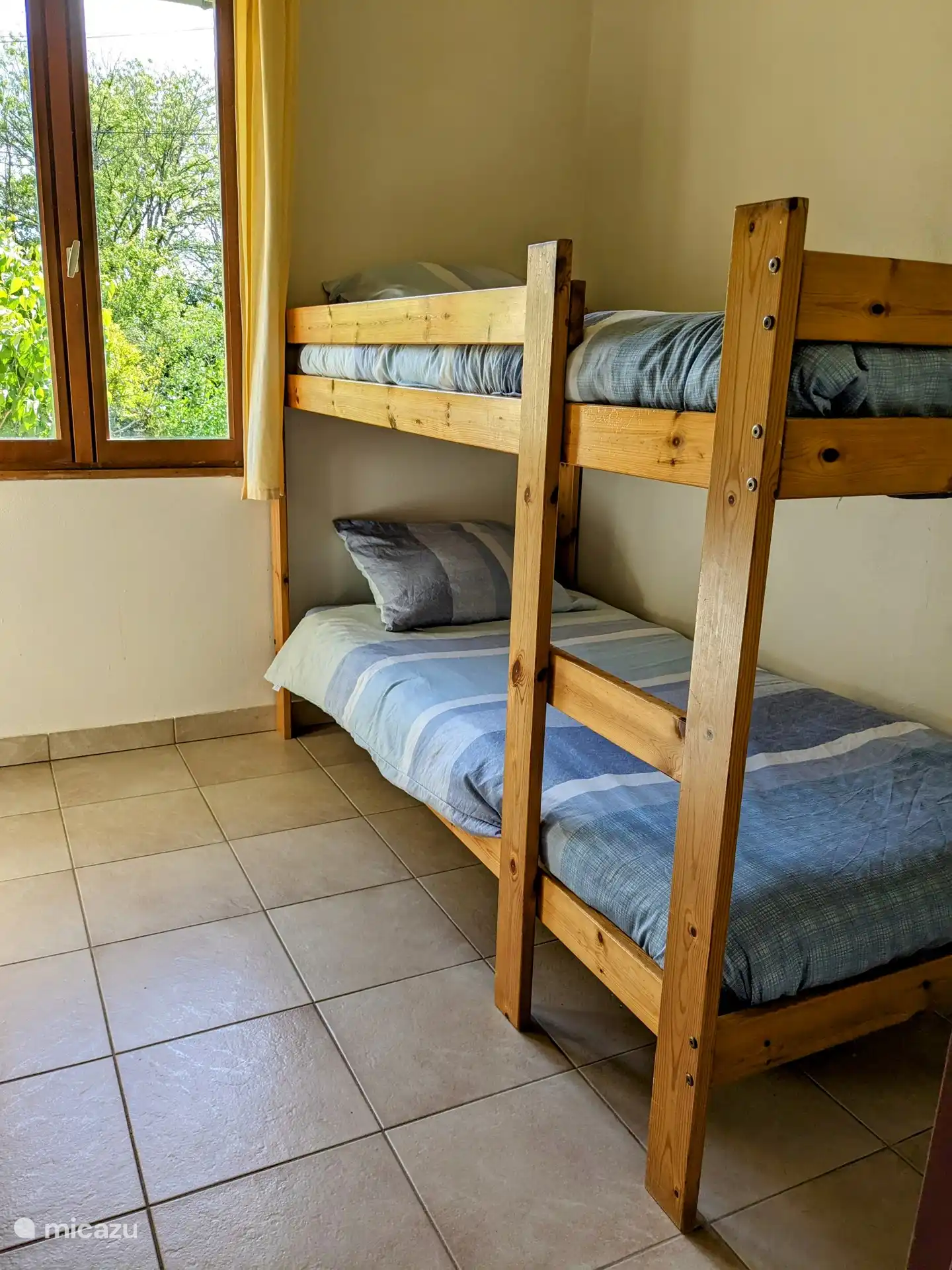 Bedroom with bunk beds (2 times 90 x 200)