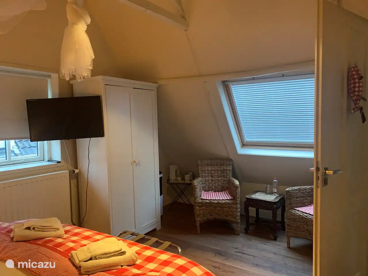 Stuurboordkamer met zitje, Tv, koffie0 & thee faciliteiten. 