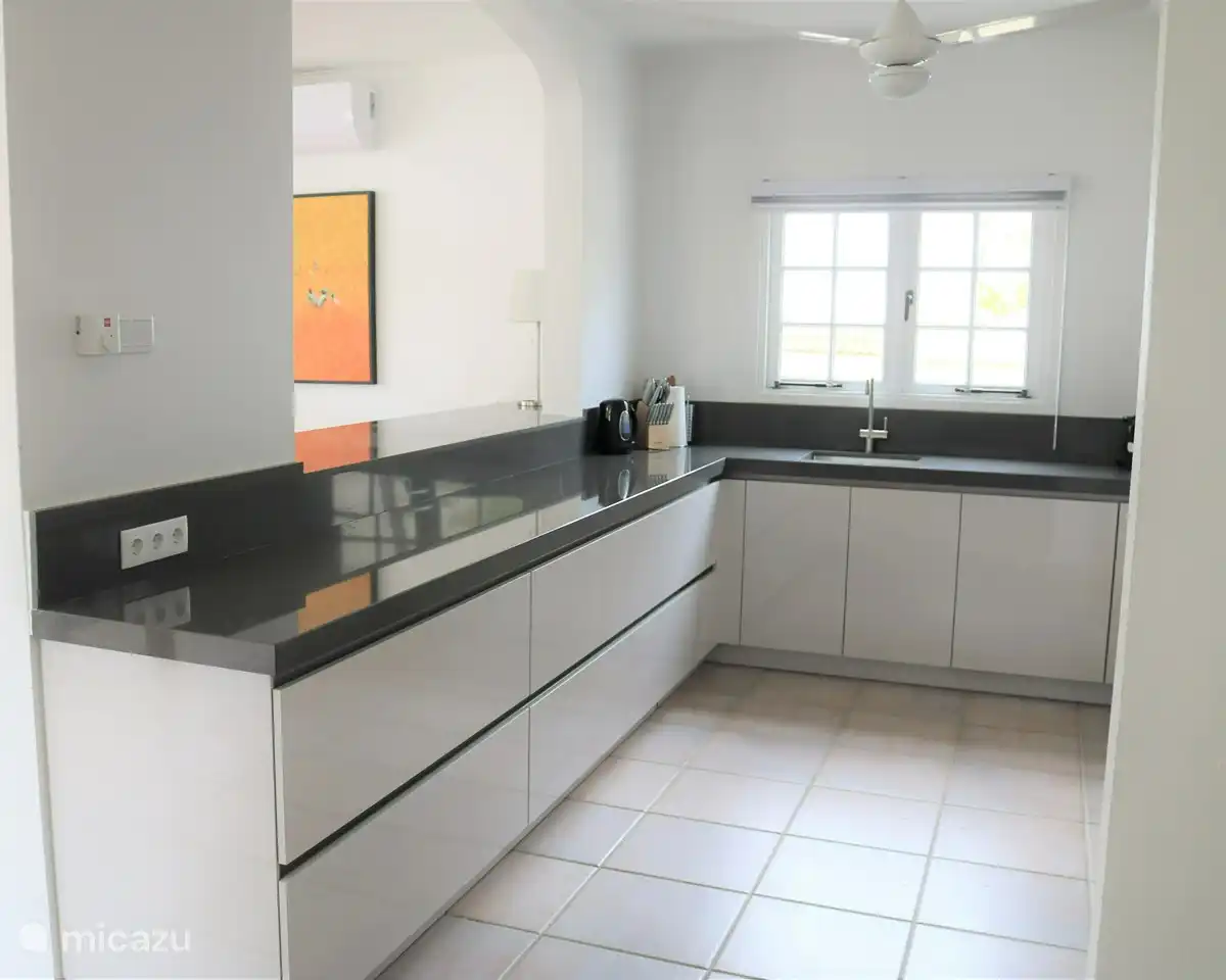 Küche mit Bar zum Wohnzimmer