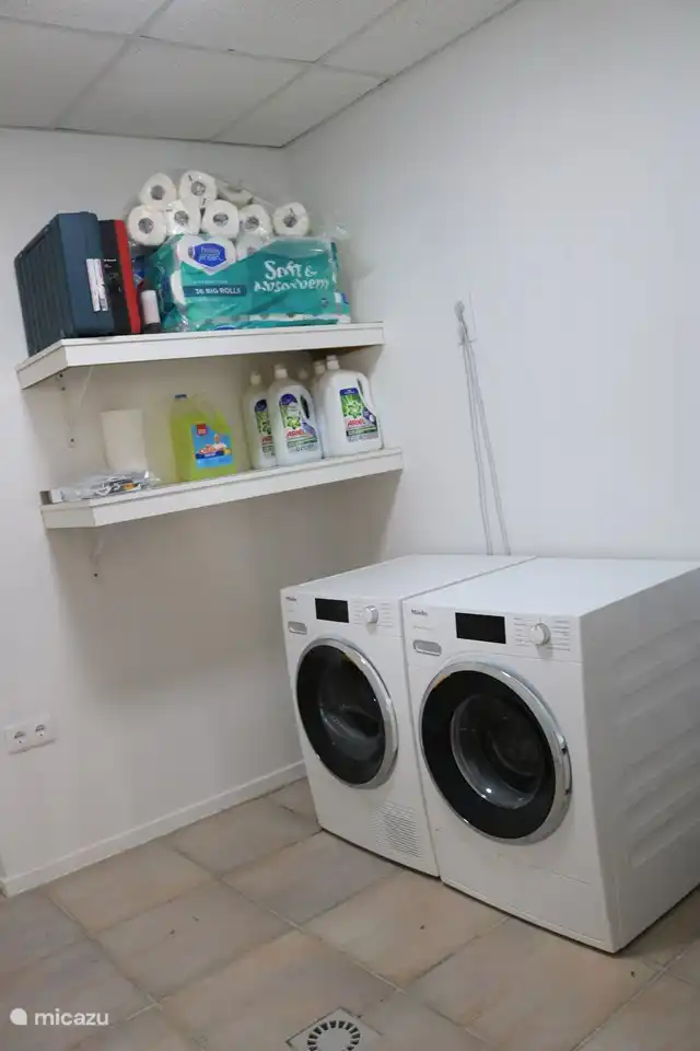 Waschküche mit Waschmaschine und Trockner