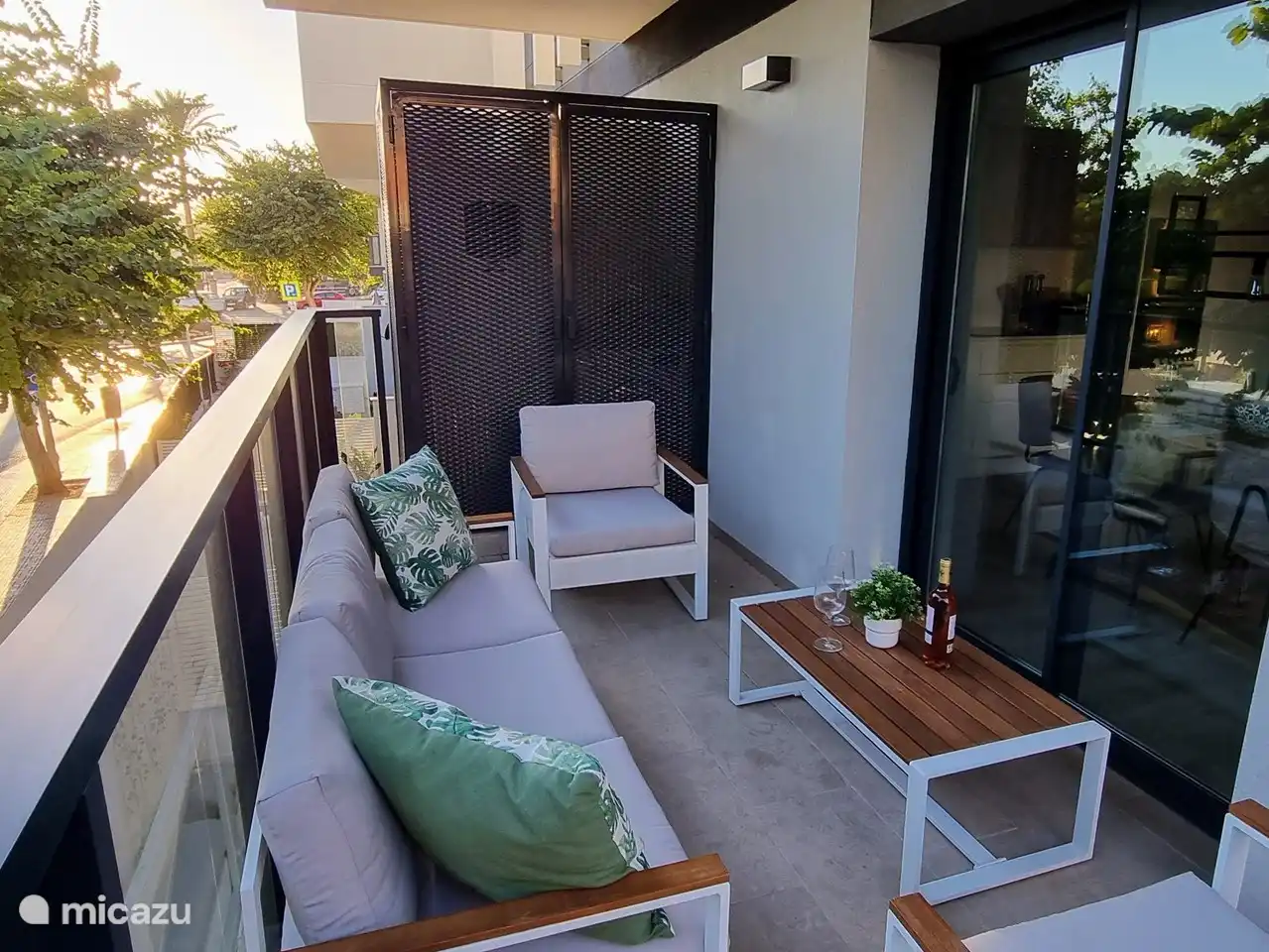 Terrasse mit Waschmaschine im Abstellraum